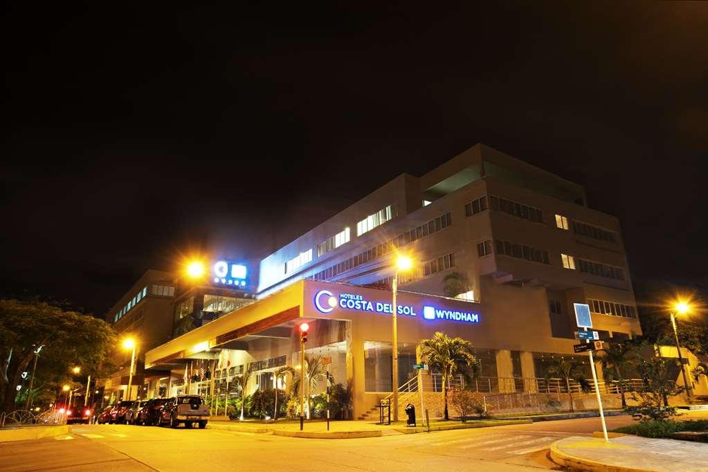 Wyndham Costa Del Sol Pucallpa Extérieur photo The hotel at night