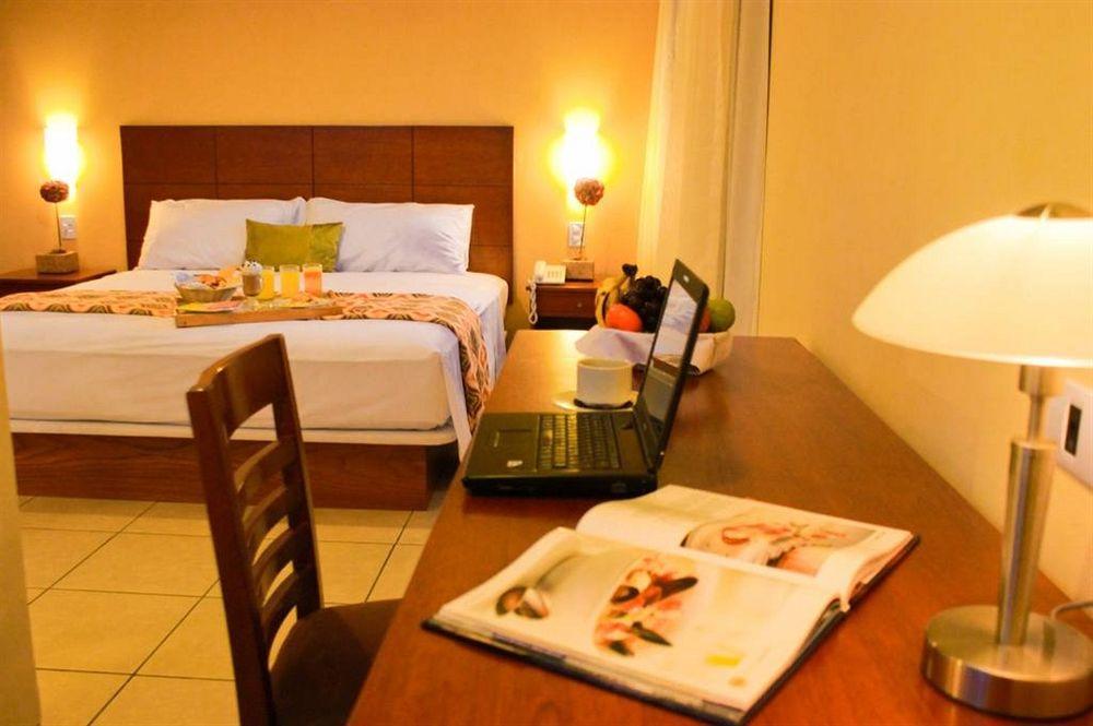 Wyndham Costa Del Sol Pucallpa Extérieur photo A room at the hotel